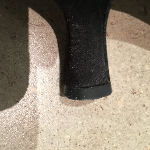 Really cute black satin pumps shoes - Size 8.5 - Picture 4 of 5